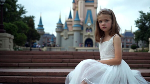 39-jarige Brit die in Disneyland met 9-jarige wilde trouwen blijkt veroordeelde pedofiel