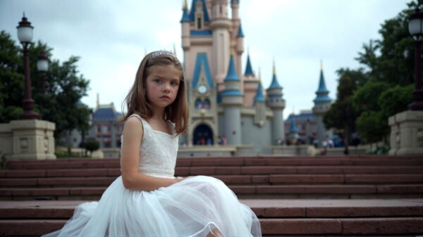 39-jarige Brit die in Disneyland met 9-jarige wilde trouwen blijkt veroordeelde pedofiel