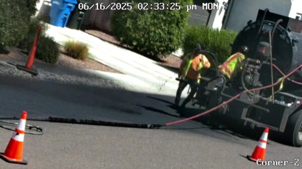 Wegwerkers asfalteren per ongeluk net iets meer dan alleen de weg