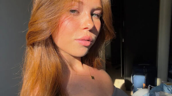 Oeps: Buurman ziet influencer Rhodé Kok naakt door haar kamer huppelen