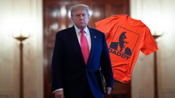 LOL. Trump melkt Ruttes opmerking compleet uit met z'n eigen daddy-merch