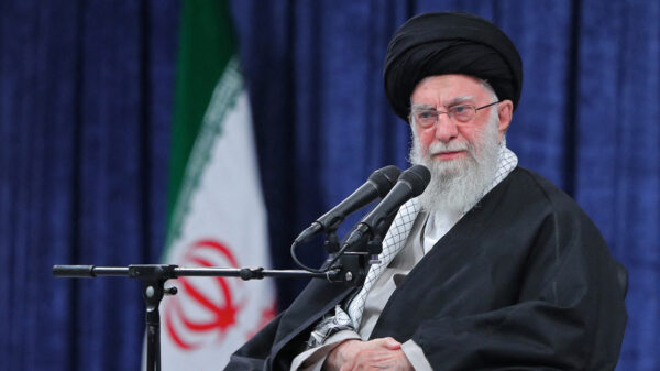 Khamenei roept 'overwinning op Israël en Amerika' uit, waarschuwt voor nieuwe aanval