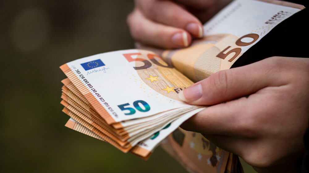 Banken schaffen kruisverhoren af als je met contant geld betaalt