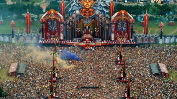 70.000 Defqon.1-bezoekers stampten van links naar rechts tijdens Power Hour