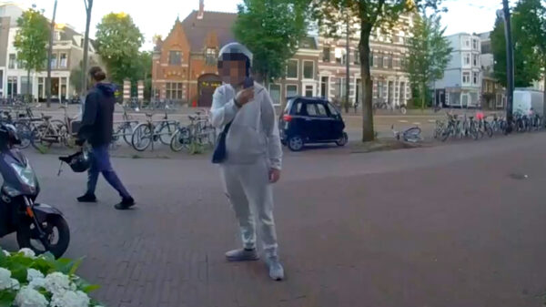 Kansenparels intimideren Amsterdammers met Israëlische vlag aan hun gevel