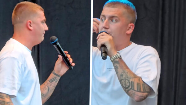 Fans zien een 'onherkenbare'  Mart Hoogkamer op het podium staan