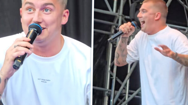 Fans zien een 'onherkenbare'  Mart Hoogkamer op het podium staan