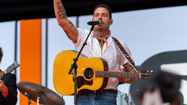 Douwe Bob verlaat Nederland met gezin na doodsbedreigingen