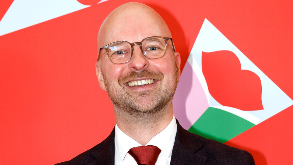 Schuimbekkende BNNVara-medewerkers: wéér een witte man op de talkshowstoel