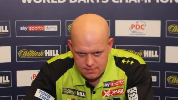 Van Gerwen in tranen na overwinning op Klaassen: "Hij stuurde ranzige foto's naar minderjarig schoonzusje"