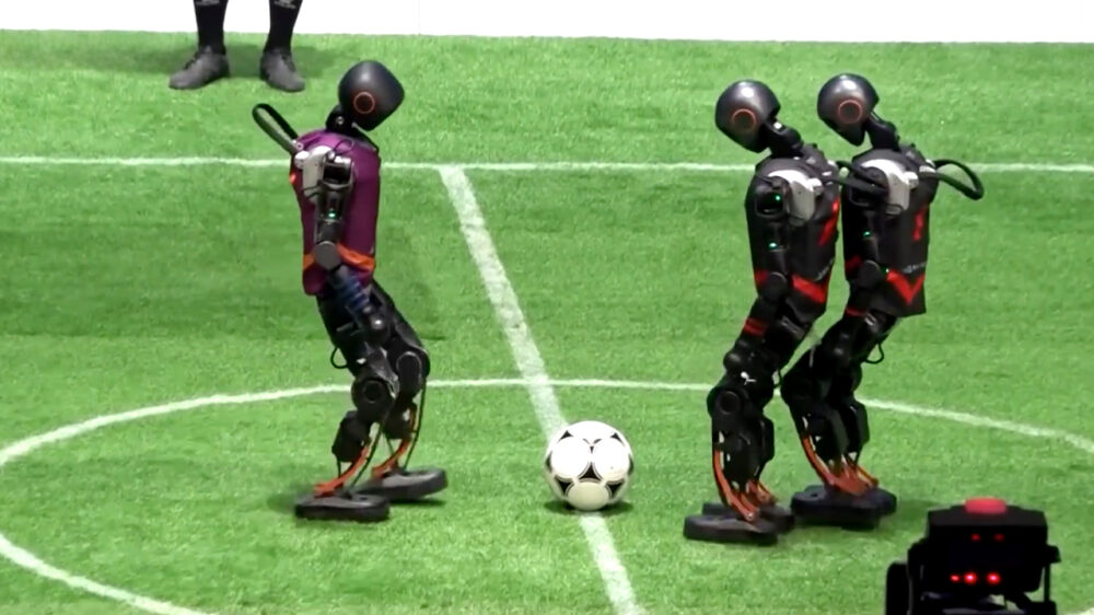 Chinese AI-robots stuntelen zich door hun eerste voetbaltoernooi