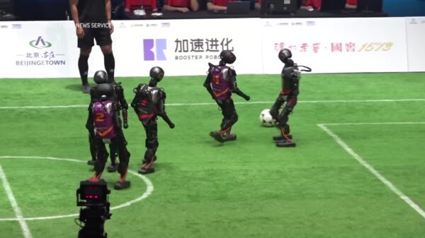Chinese AI-robots stuntelen zich door hun eerste voetbaltoernooi
