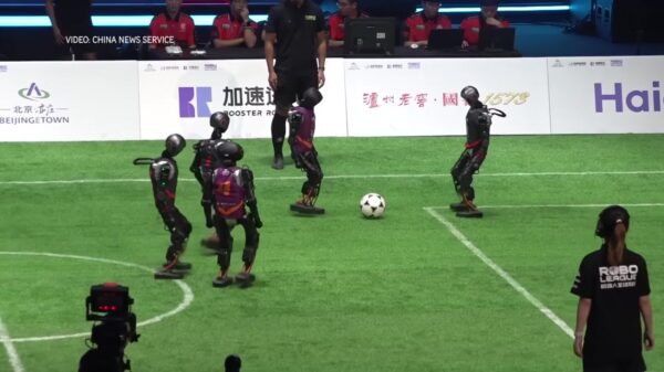 Chinese AI-robots stuntelen zich door hun eerste voetbaltoernooi