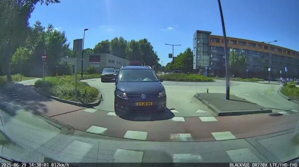 Bumperklevende verkeerstokkie verziekt eerste rijles en trapt vol op de rem