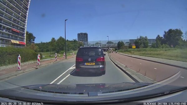 Bumperklevende verkeerstokkie verziekt eerste rijles en trapt vol op de rem