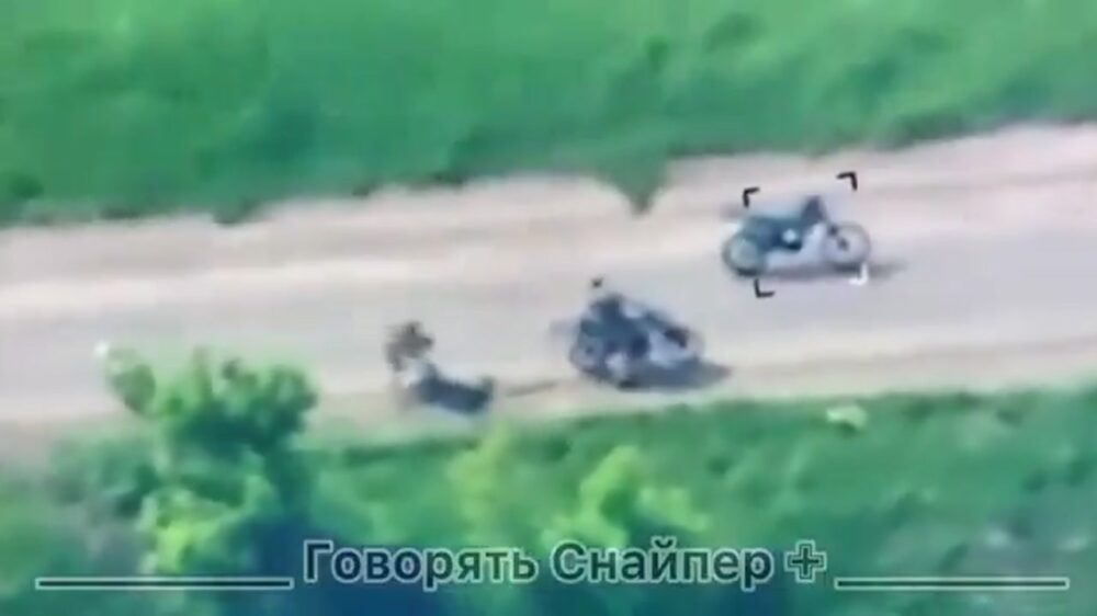 'Russische soldaten slepen Oekraïense gevangene achter motor mee over asfalt'