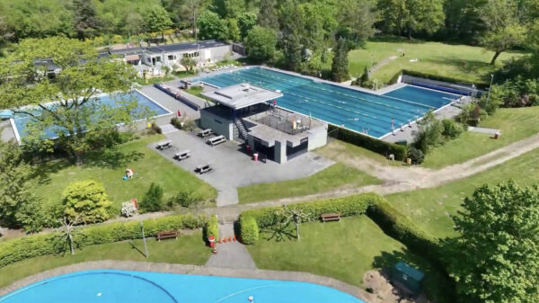 13-jarig meisje mishandeld in zwembad Huizen, familie woest