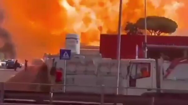 Tankstation vliegt de lucht in in Rome: gigantische explosie op video
