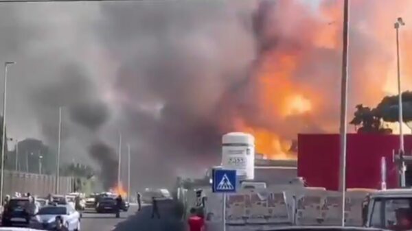 Tankstation vliegt de lucht in in Rome: gigantische explosie op video