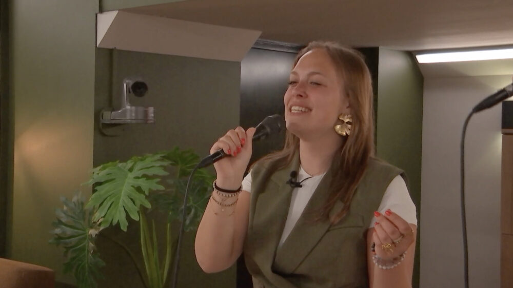 Kim en tatta-Boef wagen zich in LLDL aan Habiba tijdens het karaoke