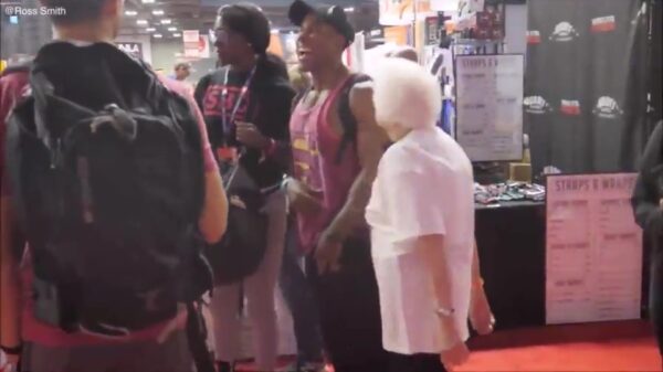 Oma tegen bodybuilders: "Do you even lift bro?"