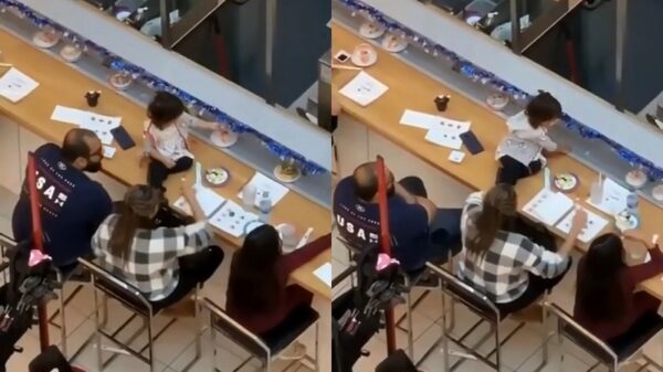 Onverschillige ouders laten hun koter rustig elk bord eten op de lopende band aanraken