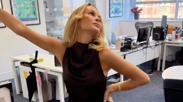 Amanda Holden (54) showt tegenstanders haar setje tennisbillen