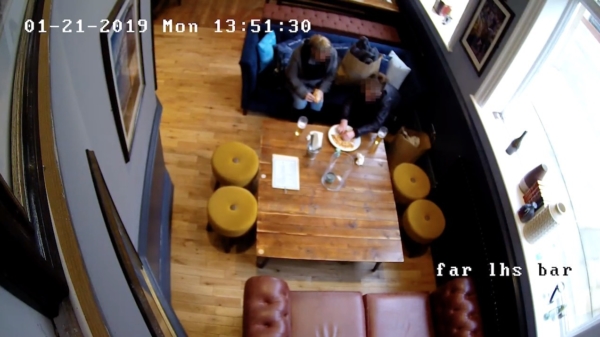 Smerig trucje op video vastgelegd: twee vrouwen proberen gratis pizza te regelen