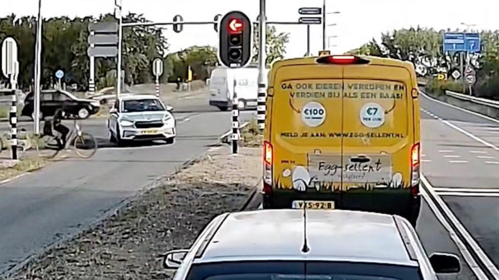 Automobilist mist op haar na twee overstekende fietsers, of toch niet?