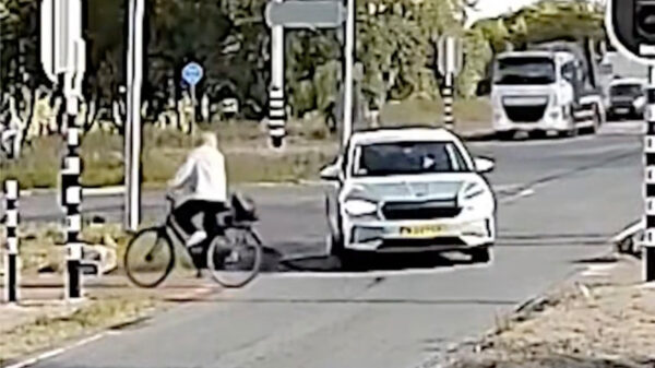 Automobilist mist op haar na twee overstekende fietsers, of toch niet?