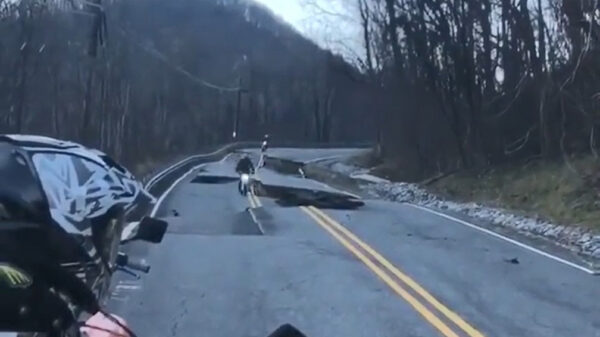 Motorrijder weet prima om te gaan met behoorlijk slecht wegdek