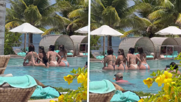 Vriendinnen in zwembad riskeren rugpijn voor het perfecte vakantiekiekje