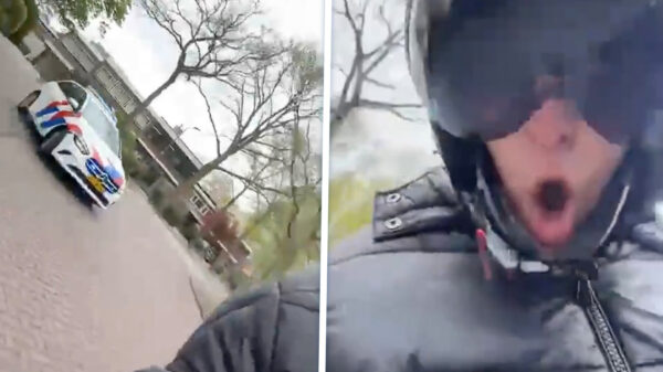 Scooterbink filmt rustig terwijl hij door politieauto wordt achtervolgd