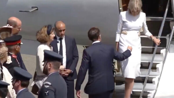 Nieuw incident: Emmanuel Macron keihard genegeerd door zijn vrouw