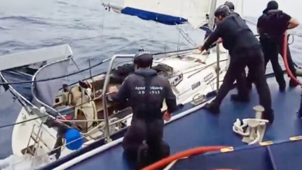 Nederlander steekt zeilboot bij Tenerife in brand, had 25 kilo cocaïne aan boord
