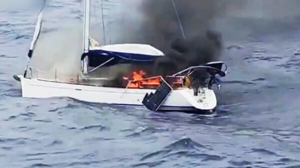 Nederlander steekt zeilboot bij Tenerife in brand, had 25 kilo cocaïne aan boord