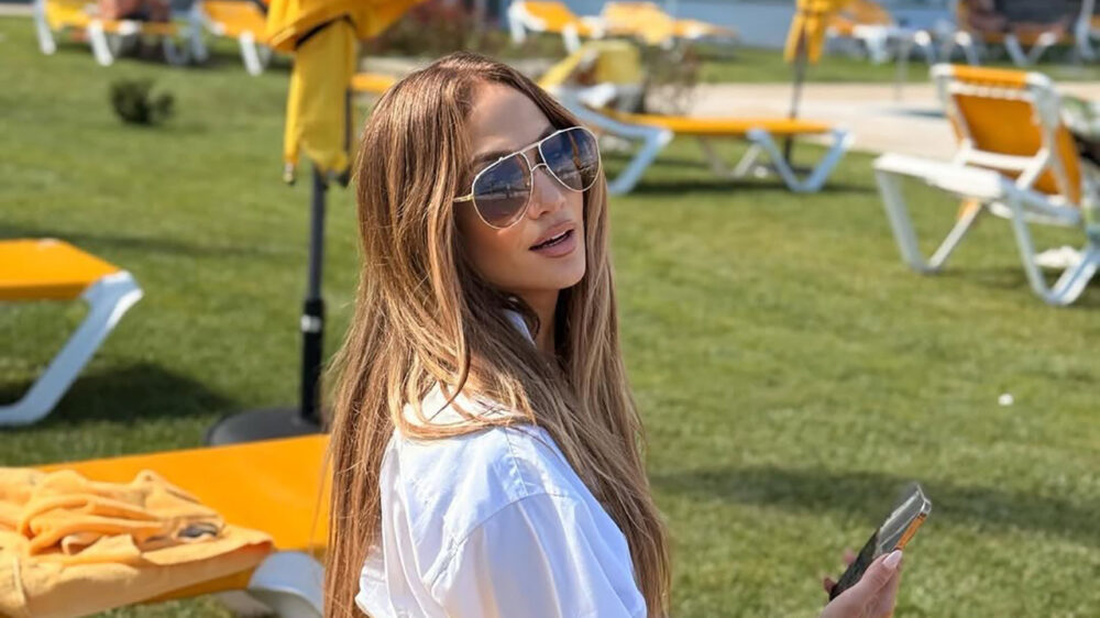 Jennifer Lopez (55) trakteert volgers op wat ongefilterde bikinifoto's