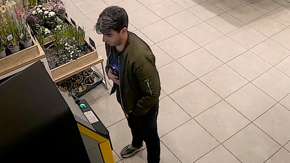 Nepagent haalt trouwring overleden man op bij vrouw (76) en pint 750 euro