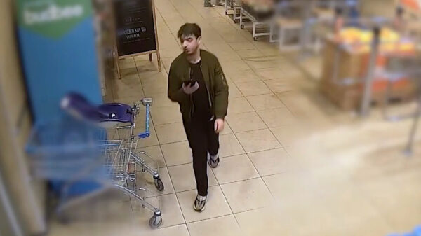 Nepagent haalt trouwring overleden man op bij vrouw (76) en pint 750 euro