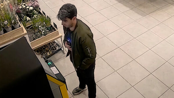 Nepagent haalt trouwring overleden man op bij vrouw (76) en pint 750 euro