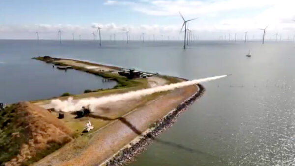 Defensie doet stoer en vuurt 16 dikke raketten af op de Afsluitdijk
