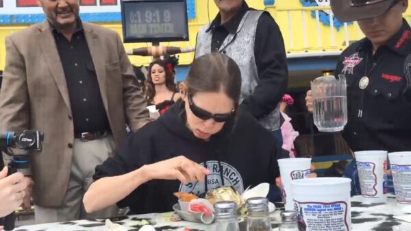 Vrouwelijke afvalbak Molly Schuyler werkt drie mega biefstukken weg