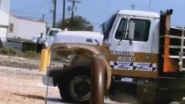 Zo'n stalen balk laat een vrachtwagen wel stoppen