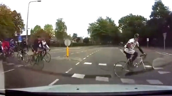 Groepje racefietshelden claimt voorrang en verwacht dat jij wel ff remt
