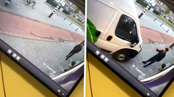 Rotterdamse voetganger op de stoep aangereden door een PostNL-busje
