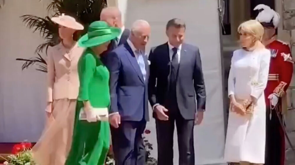 Emmanuel Macron wéér gedist door Brigitte, ook deze keer op camera