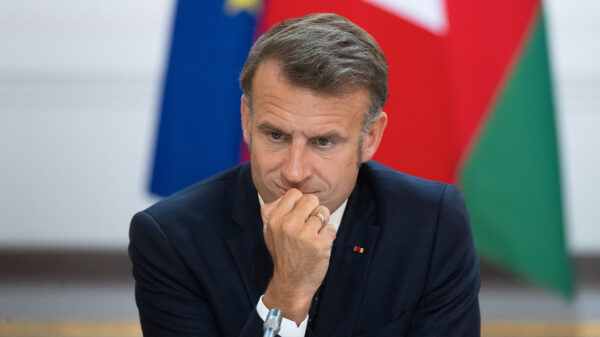 Emmanuel Macron wéér gedist door Brigitte, ook deze keer op camera