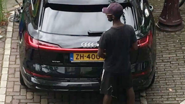 Amsterdammer kijkt rustig toe hoe iemand zijn Audi aanrandt