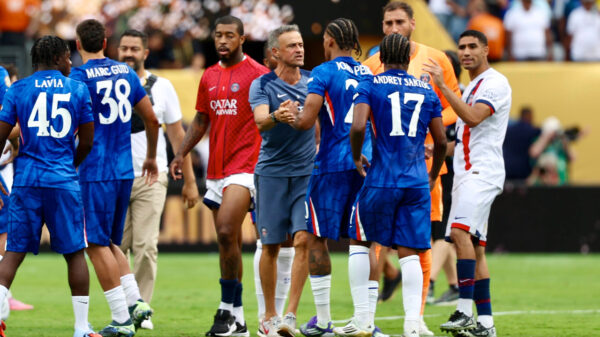 PSG-coach Luis Enrique mept Joao Pedro na verloren WK-finale voor clubs