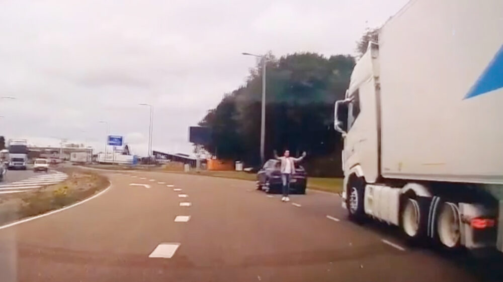 Nieuwe beelden van het Alfa-mannetje dat vrachtwagen brake checkte